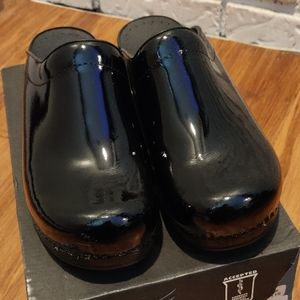 Dansko Sonja Black Patent size 39 (women's 8)